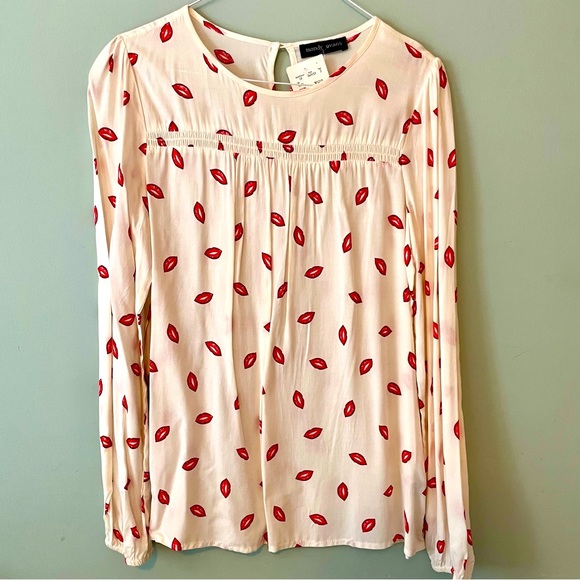 NWT Rayon long sleeve blouse with adorable kisses print / size S - Picture 1 of 8